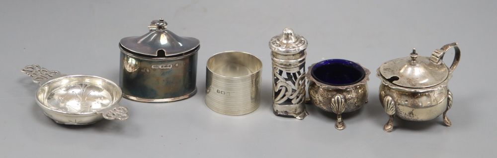 A silver tea strainer, a silver serviette ring and five various silver condiments, 8oz (excluding liners)